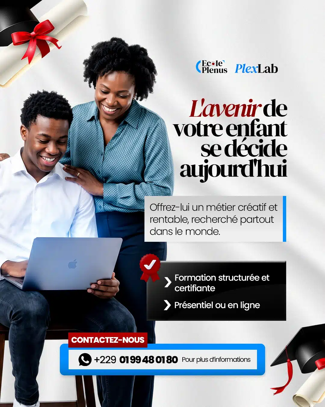 Parent et enfant devant un ordinateur